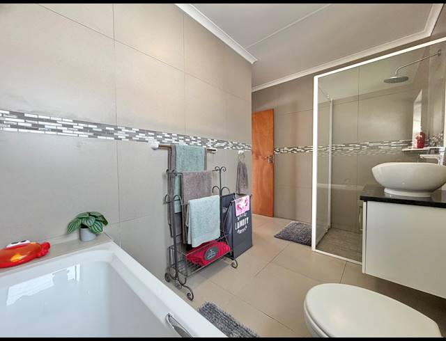 3 BEDROOM TOWNHOUSE FOR SALE IN JEFFREYS BAY CENTRAL